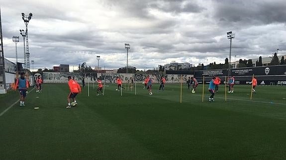 Un momento del entrenamiento vespertino del Valencia.