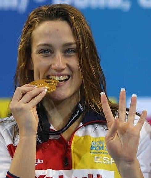 Mireia Belmonte con una medalla de oro.