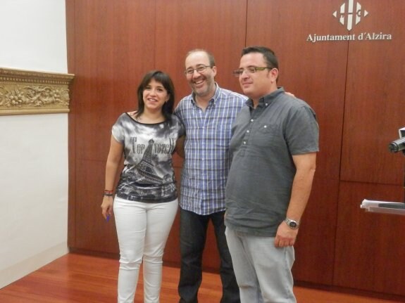 Isabel Aguilar (PSPV), el alcalde Diego Gómez (Compromís) e Ivan Martínez (EU). :: m. g.