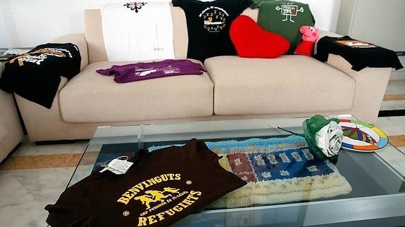 Camisetas y objetos artesanales recibidos por la vicepresidenta Mónica Oltra