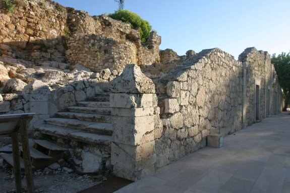 La escalera que se construyó en 1600 para acceder a las antiguas dependencias palaciegas y que se va a rehabilitar en breve. :: LP