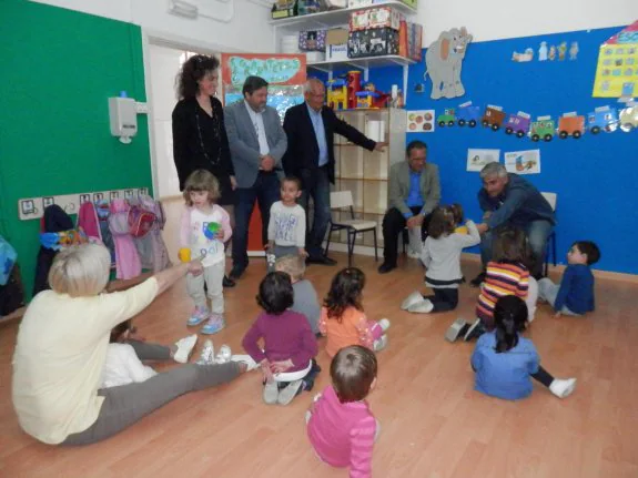 El secretario autonómico con el alcalde de Dénia y el edil de Cultura ayer en el aula para niños de 0 a 2 años del colegio Cervantes. :: R. G.