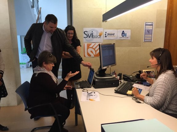 Un instante de la visita a las oficinas. :: lp