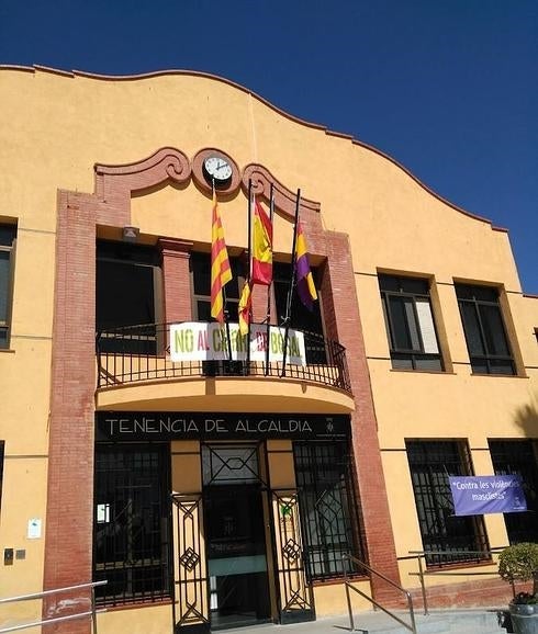 El Ayuntamiento de Sagunto ha izado la enseña tricolor esta mañana. 