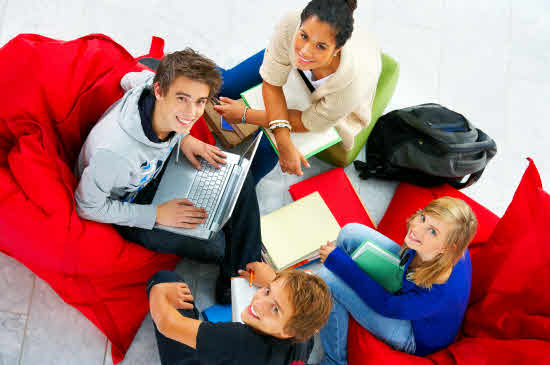 Jóvenes estudian en grupo.