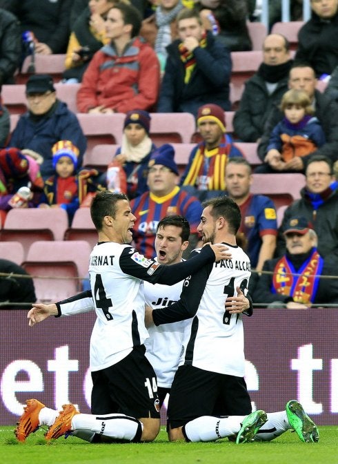 Bernat, Piatti y Alcácer celebran uno de los goles en la victoria contra el Barcelona.