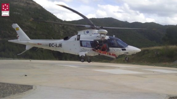 El helicóptero aterriza con la víctima en el helipuerto. :: bomberos