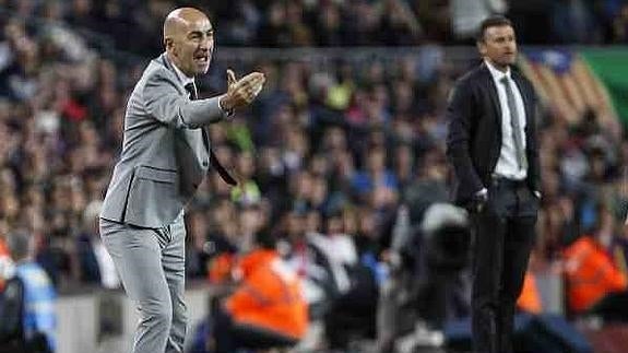 Pako Ayestaran da instrucciones a los jugadores del Valencia en el Camp Nou.