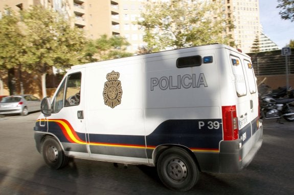 Un furgón de la Policía Nacional, en las proximidades de la Ciudad de la Justicia. :: irene marsilla