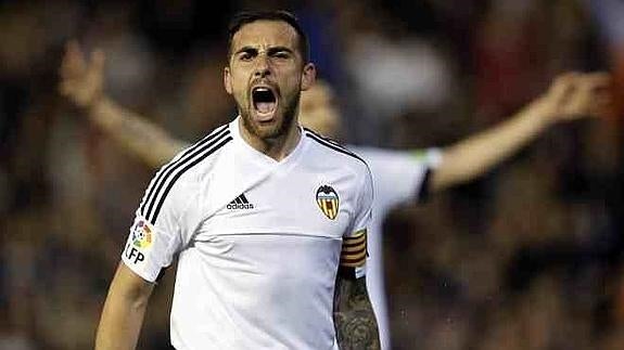 Alcácer celebra uno de sus tres goles ante el Eibar.