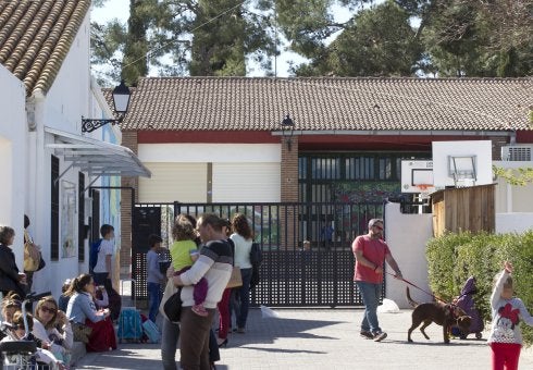 Padres de alumnos junto al CRA Benavites de Quart de les Valls. :: d. t.