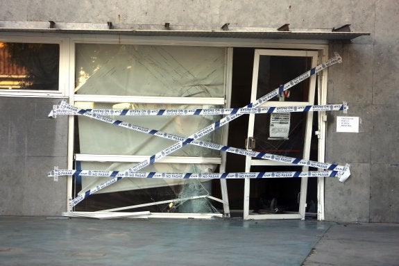 La puerta de Urgencias del centro de salud de Xirivella, ayer por la tarde. :: manuel molines