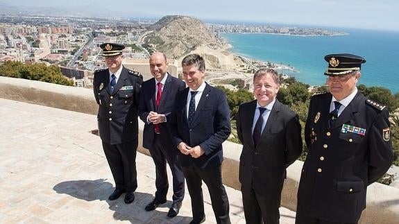Un momento del acto de toma de posesión del nuevo comisario provincial de Alicante.