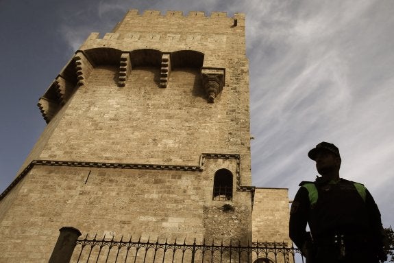 Un agente vigilando las Torres de Serranos. :: EFE/Kai Forsterling