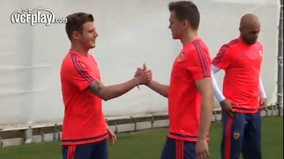 LOs dos jugadores, antes de empezar el entrenamiento. 