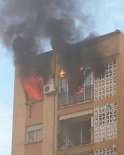 Las llamas arrasan una vivienda en la avenida Alfahuir de Valencia