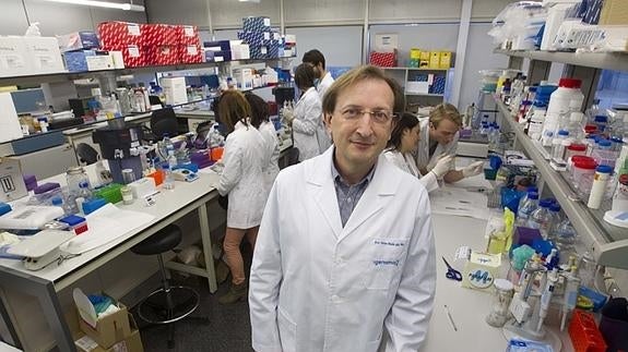 Carlos Simón, en un laboratorio de la Fundación IVI.