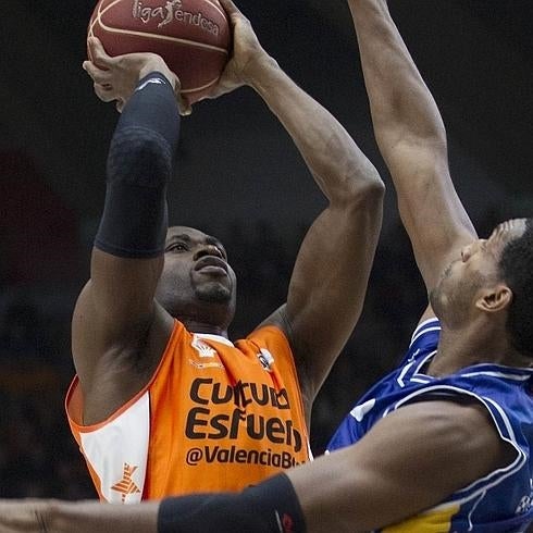 Romain Sato lanzando a canasta.