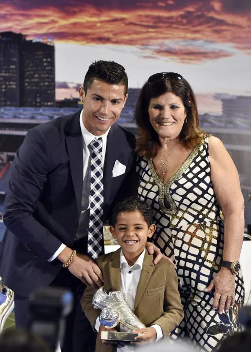 Dolores Aveiro con su hijo y su nieto. :: afp