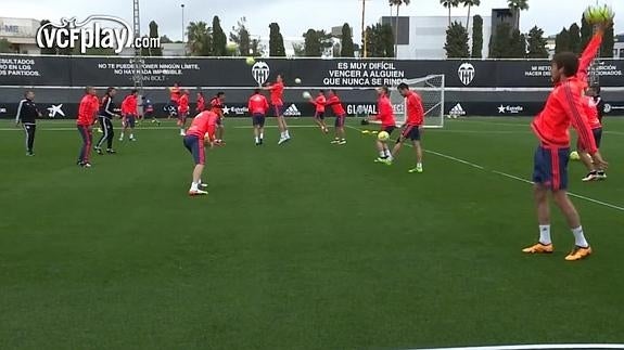 Una imagen del entrenamiento del Valencia de esta mañana.