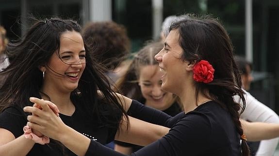 La UV celebra el Día Internacional de la Danza con un Flash Mob en la Facultat de Magisteri