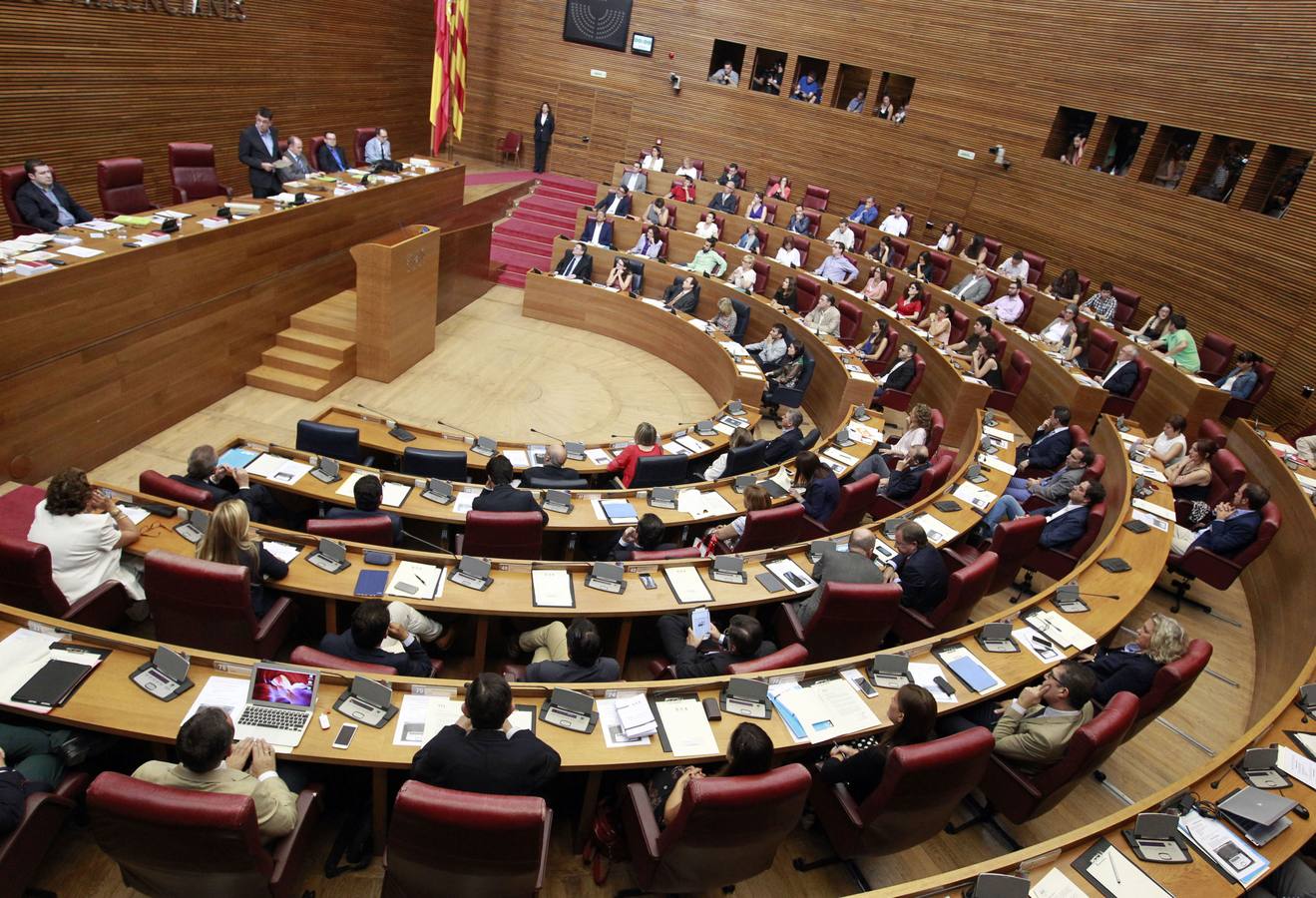 Les Corts aprueban modificar la ley para poder revocar a senadores ante la «pérdida de confianza»