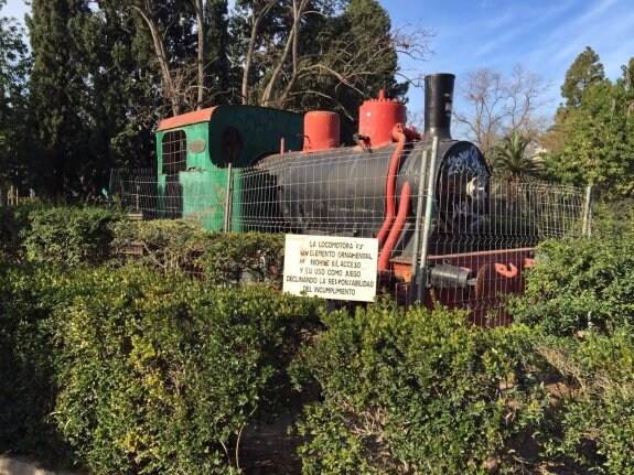 Antigua locomotora en el jardín de Viveros, pendiente de traslado a Sagunto. :: lp