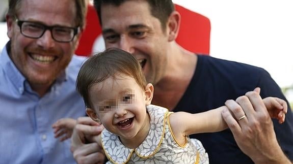 Lake y Santos, con su hija Carmen, en una rueda de prensa ofrecida en Bangkok.