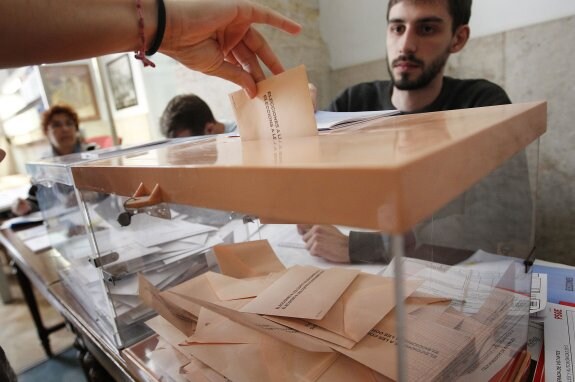 Urnas con votos en las últimas elecciones generales. :: jesús signes