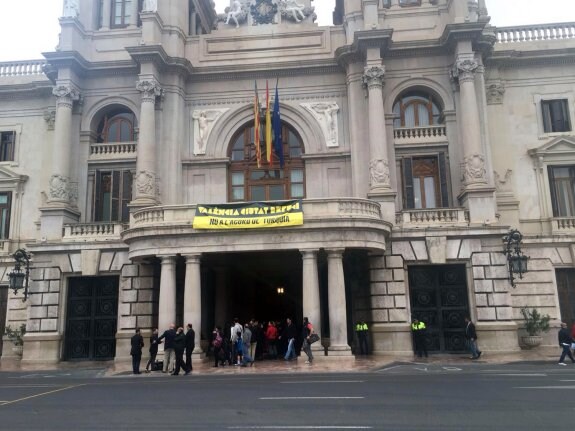 El balcón municipal de Valencia luce una pancarta de nuevo