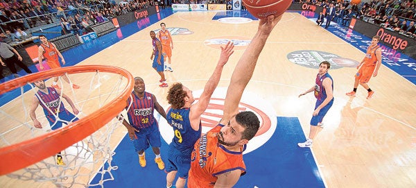 Faverani se eleva para ejecutar un mate en la final de la Copa de 2013 en Vitoria frente al Barcelona.