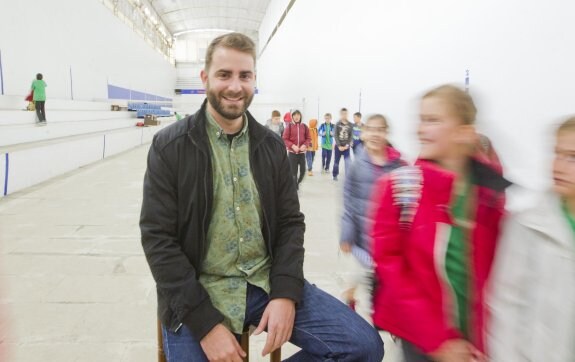 Vicent Marco, en Pelayo, durante una visita de escolares al trinquet. :: damián torres