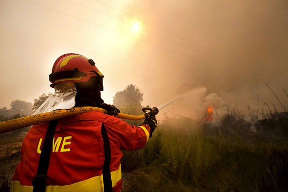 Un brigadista lucha contra el fuego en el incendio de Cortes en 2012. :: luismi ortiz