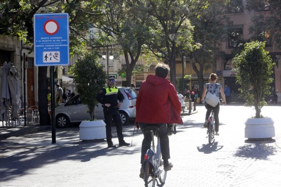 Inmediaciones de la plaza de los Fueros, ayer, con vigilancia policial. :: manuel molines