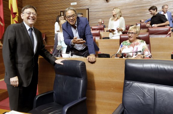 Ximo Puig y Manuel Mata, en el hemiciclo de Les Corts. :: EFE/ Juan Carlos Cárdenas