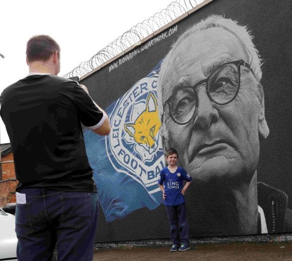 Un joven aficionado del Leicester posa delante de un mural del artista Richard Wilson con el rostro de Ranieri.