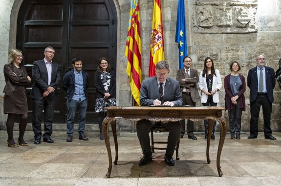 El presidente de la Generalitat, Ximo Puig, firma el Código del Buen Gobierno ante la presencia de los miembros del Consell. :: efe