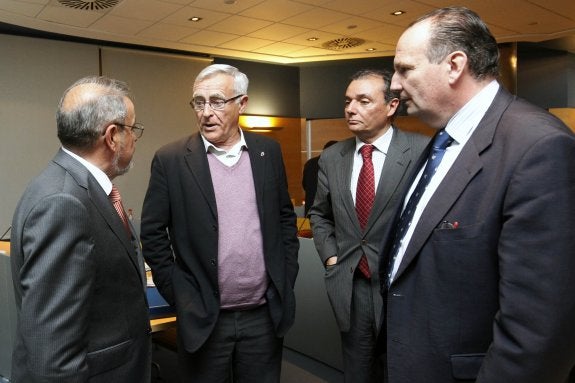 El presidente de la Feria, José Vicente González, conversa ayer con Ribó y con Salvador Navarro y José Vicente Morata. :: irene marsilla