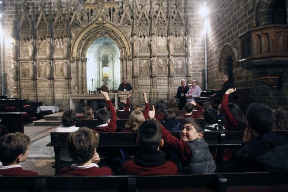 Una peregrinación de escolares a la catedral. :: irene marsilla