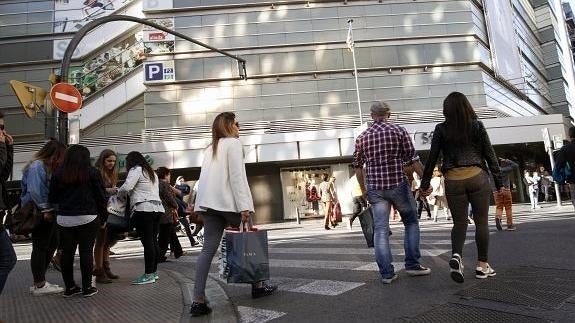 Los comercios de Valencia y Alicante recuperan este domingo la libertad horaria