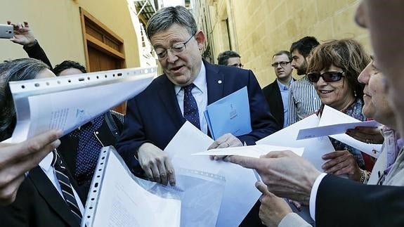 Ximo Puig recibe cartas en defensa de la escuela concertada a las puertas de Les Corts.