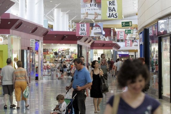 Clientes en el interior de un centro comercial de Valencia, abierto en domingo. :: damián torres