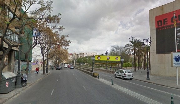La calle Guillem de Castro, en la actualidad, con tres carriles. :: lp