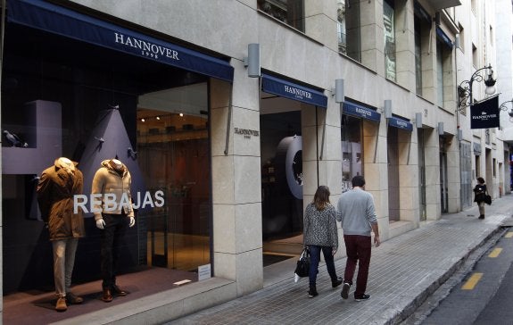 Fachada de un comercio en el Ensanche. :: jesús signes