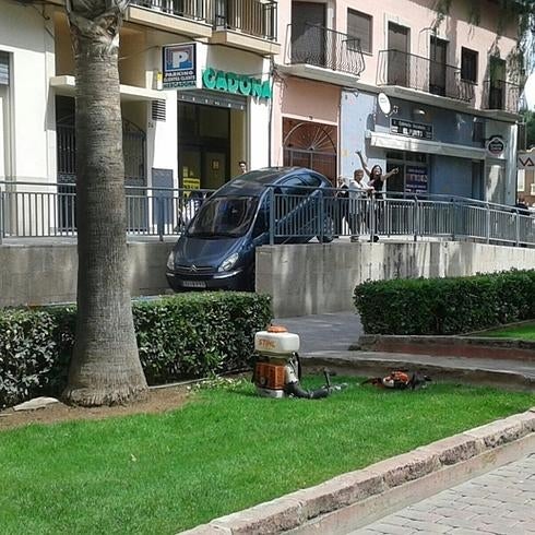 Cae con su coche por unas escaleras en Bétera al confundirlas con un 'parking'