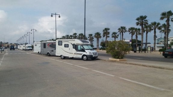 Algunas de las autocaravanas aparcadas esta semana en el paseo marítimo. :: lp