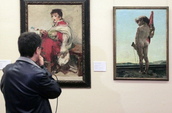 Una persona observa dos obras de Pinazo en el museo San Pío V. :: irene marsilla