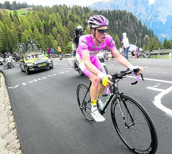 Kruijswijk, en un momento de la etapa de ayer en el Giro. :: efe