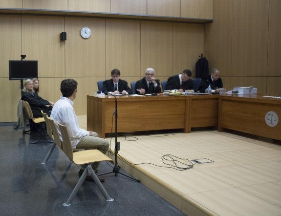 El acusado, ayer antes de declarar en el juicio. :: pablo mammana