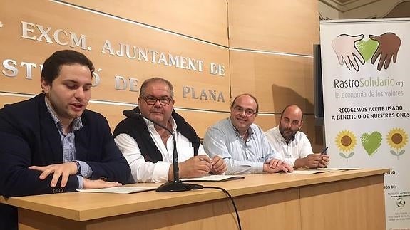 Presentación de la iniciativa, esta mañana en el Ayuntamiento de Castellón. De izquierda a derecha: José Luis López (concejal de Bienestar Social y Dependencia de Castellón); Francisco López y Segarra (presidente de Patim); José Ramón Cuesta (RastroSolidario) y José Domínguez (Reciclamás). 